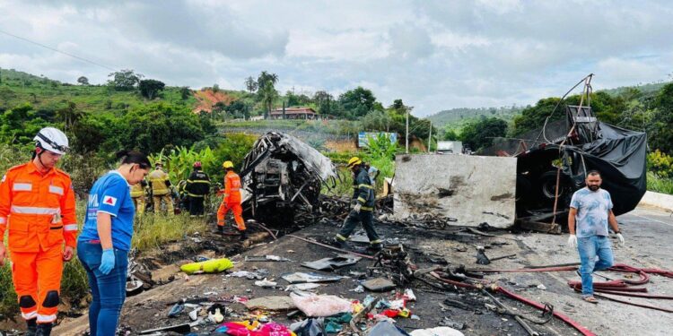 Acidente entre três veículos deixa 22 mortos na BR-116 em MG