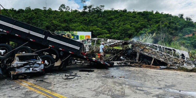 Acidente entre três veículos deixa 22 mortos na BR-116 em MG