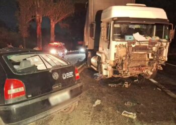 Batida frontal entre carro e caminhão deixa um homem morto na MG-050, em Itaúna