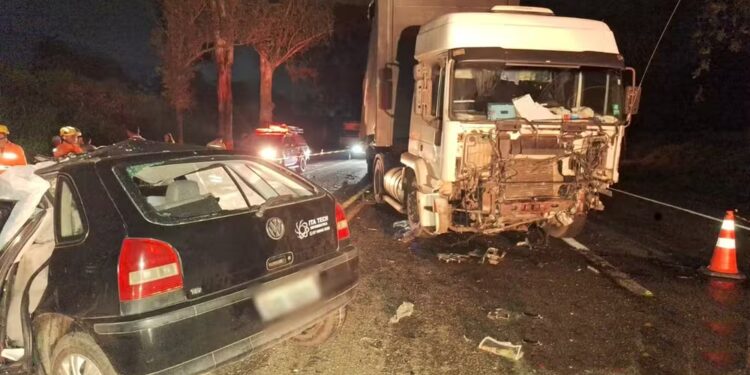Batida frontal entre carro e caminhão deixa um homem morto na MG-050, em Itaúna