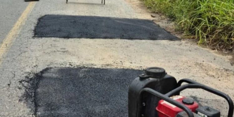 Operação Tapa-buracos é realizada em estrada de acesso à Papagaios