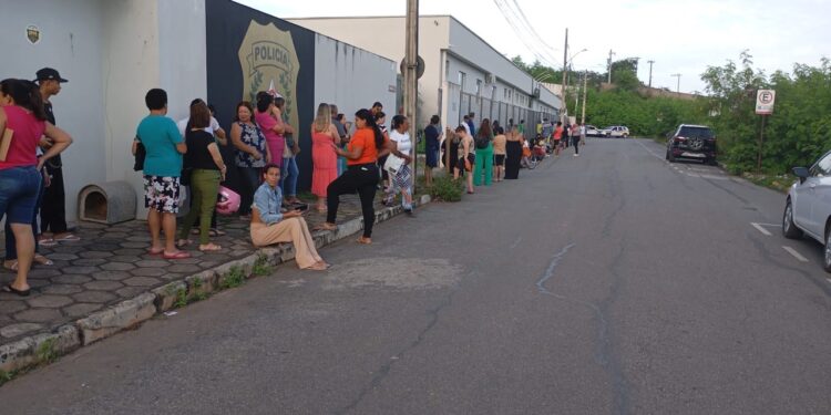 Delegacia de Formiga enfrenta dificuldades com alta demanda por documentos de identidade e falta de servidores