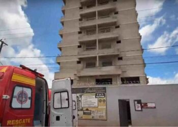 Elevador de obra cai, mata um trabalhador e deixa outro ferido