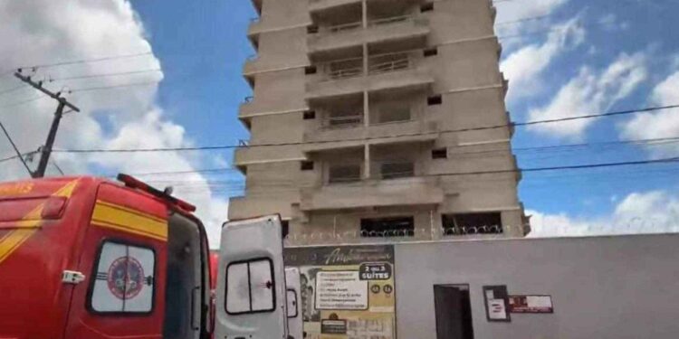 Elevador de obra cai, mata um trabalhador e deixa outro ferido