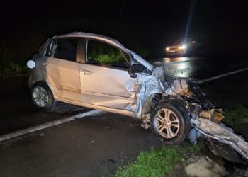 Acidente na MG-050 entre caminhão e carro deixa uma pessoa morta e outra gravemente ferida