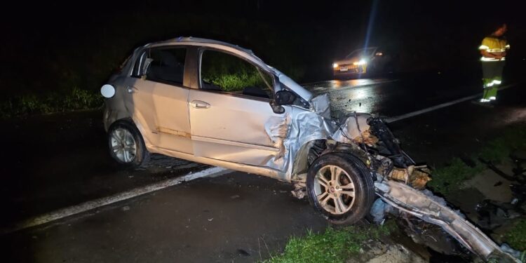 Acidente na MG-050 entre caminhão e carro deixa uma pessoa morta e outra gravemente ferida