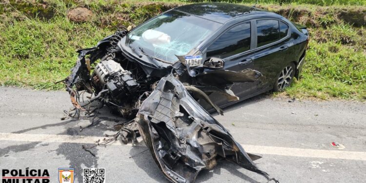 Chuva e derrapagem provocam colisão na MG-050 em Formiga
