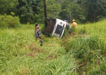 Capotamento na BR-354 mobiliza bombeiros e SAMU em Formiga