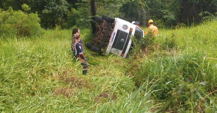 Capotamento na BR-354 mobiliza bombeiros e SAMU em Formiga