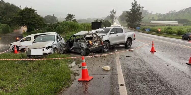 Homem morre após batida envolvendo três carros na MG-050, em Itaúna