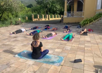 Formiga oferece aulas gratuitas de yoga para a população