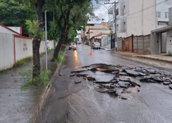 Arcos: chuvas intensas causam cratera e interdição de via