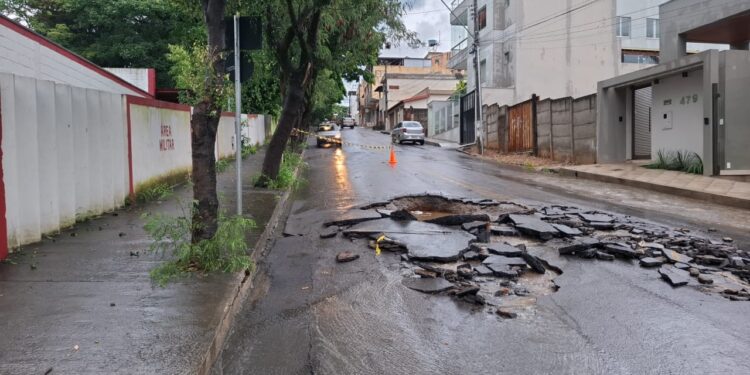 Arcos: chuvas intensas causam cratera e interdição de via