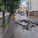 Arcos: chuvas intensas causam cratera e interdição de via