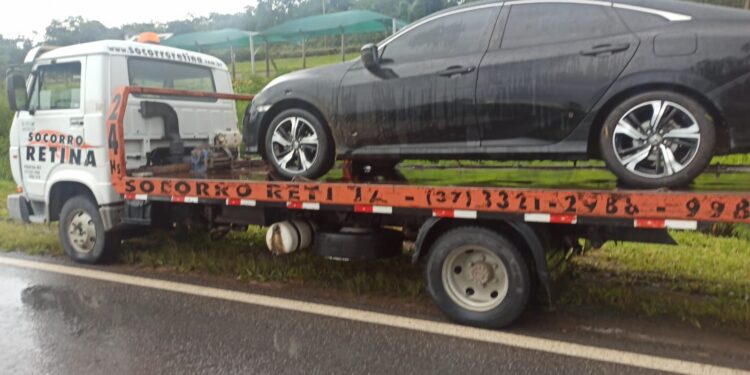 Caçada policial: suspeitos fogem após flagrante em veículo roubado próximo a Córrego Fundo