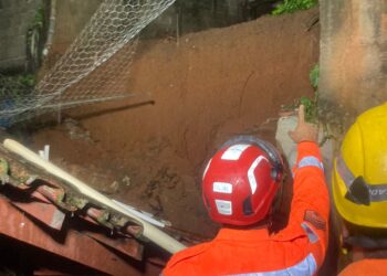 Desabamento de muro de arrimo em Pains causa danos a residência