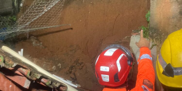 Desabamento de muro de arrimo em Pains causa danos a residência