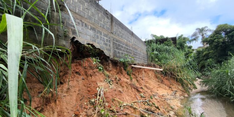 Formiga: residência corre risco de desabamento após obras em córrego