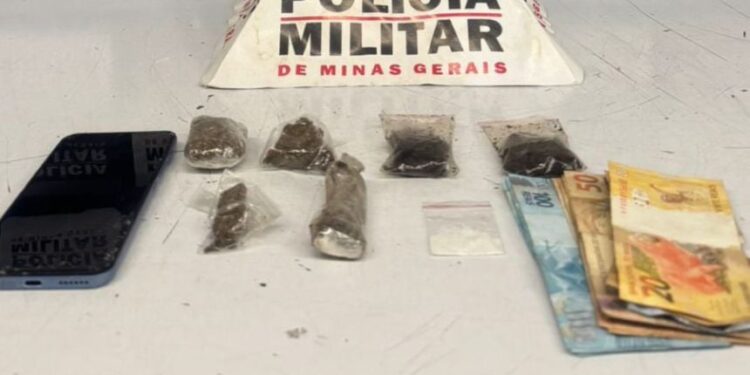 Traficante se assusta com viatura, joga celular pela janela e é preso em Divinópolis