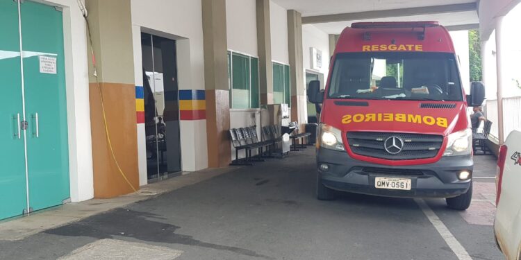 Corpo de Bombeiros socorre ciclista após queda no Centro de Formiga