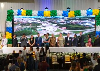 Prefeito Coronel Laércio, a vice Taciana Carvalho e 10 vereadores são empossados em Formiga