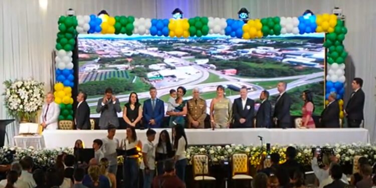 Prefeito Coronel Laércio, a vice Taciana Carvalho e 10 vereadores são empossados em Formiga