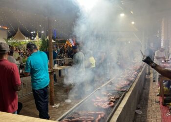 Cidade mineira comemora posse de prefeito com chopp e churrasco de graça