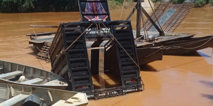 Caminhão boiadeiro cai no Rio São Francisco durante travessia de balsa