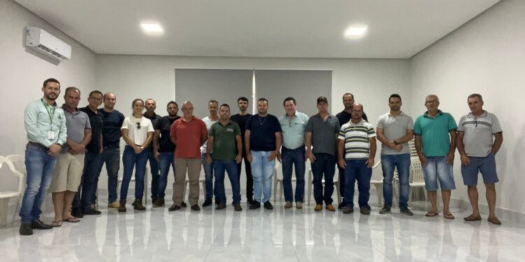 Reunião fortalece setor da cachaça em Córrego Fundo