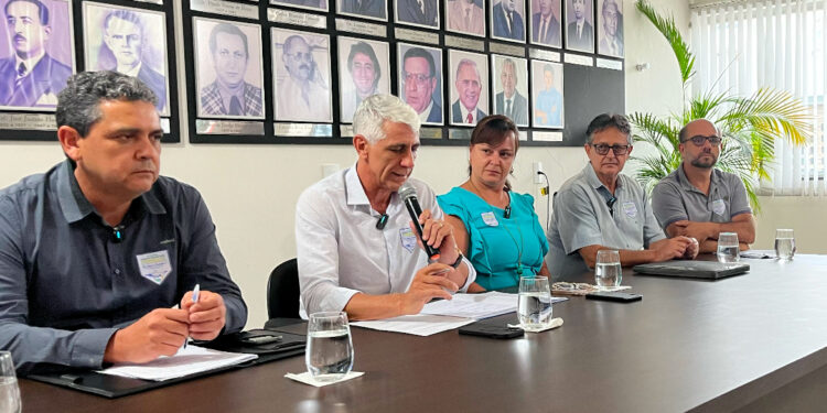 Em coletiva, novo prefeito de Formiga fala sobre dívida deixada pela gestão anterior, transporte público e atraso nos salários dos servidores