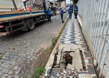 Ônibus do transporte público danifica calçada durante obras do SAAE, no Centro de Formiga