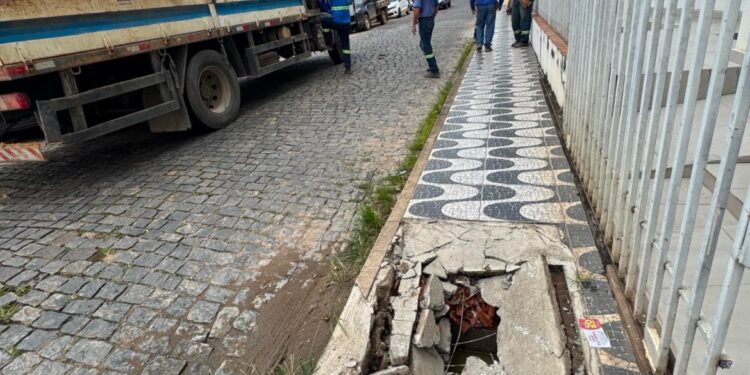 Ônibus do transporte público danifica calçada durante obras do SAAE, no Centro de Formiga