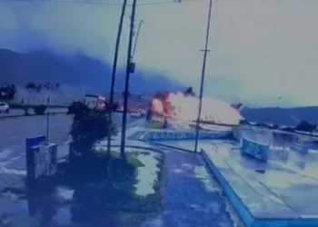 Avião sai da pista, atravessa avenida e explode na praia em Ubatuba (SP)