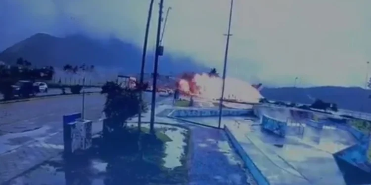 Avião sai da pista, atravessa avenida e explode na praia em Ubatuba (SP)