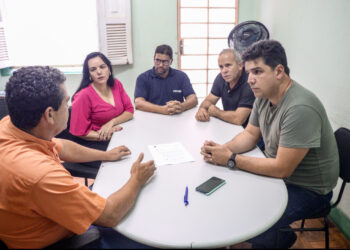 Vereadores protocolam ofício solicitando informações sobre pagamento da folha Salarial dos Servidores Municipais