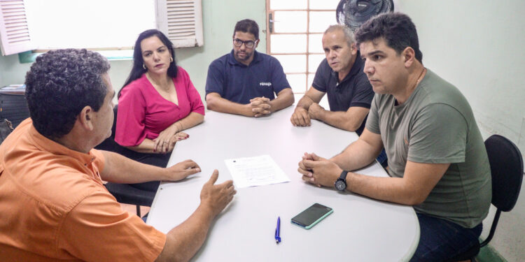 Vereadores protocolam ofício solicitando informações sobre pagamento da folha Salarial dos Servidores Municipais