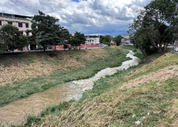 Administração municipal inicia limpeza das margens do Rio Formiga