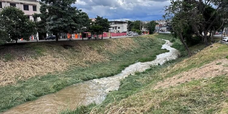 Administração municipal inicia limpeza das margens do Rio Formiga