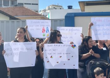 Protesto em Formiga: mães e educadores pedem revisão na contratação de profissionais de apoio