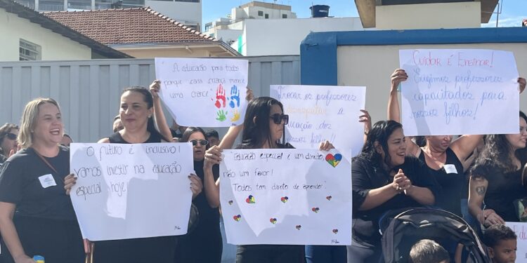 Protesto em Formiga: mães e educadores pedem revisão na contratação de profissionais de apoio