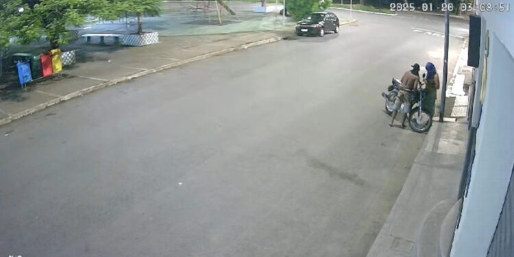 Tentativa de furto a motocicleta é registrada por câmera de segurança em Formiga