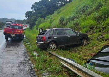 Homem fica ferido após carro capotar na MG-050 em Formiga