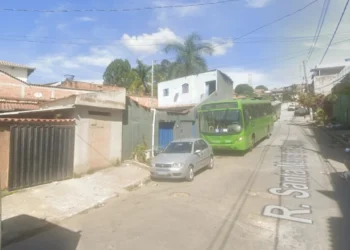 Homem é baleado duas vezes na cabeça e adolescente é atingida na boca em MG