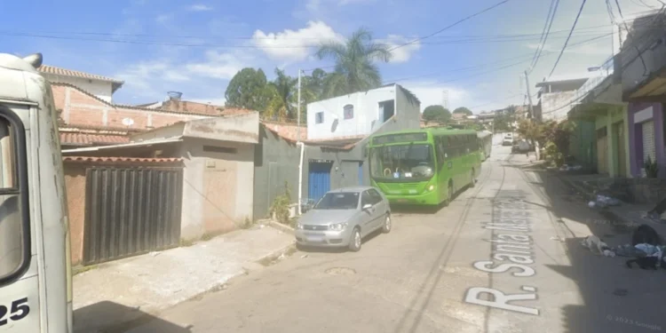 Homem é baleado duas vezes na cabeça e adolescente é atingida na boca em MG