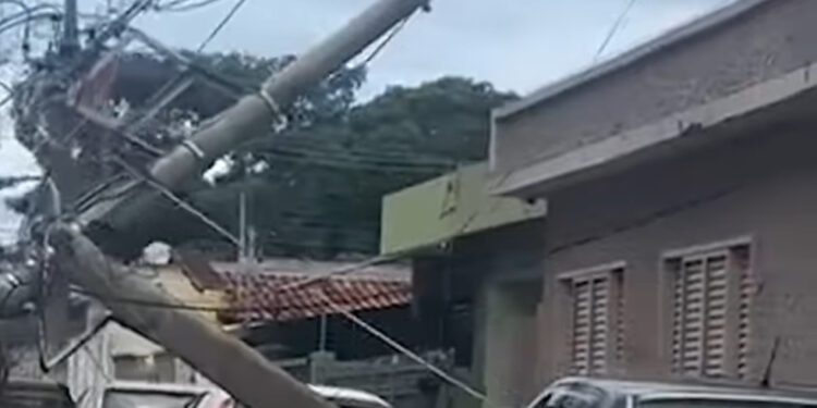 Caminhão derruba poste ao enroscar em fios de energia em Piumhi