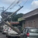 Caminhão derruba poste ao enroscar em fios de energia em Piumhi