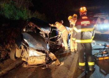 Colisão entre quatro carros mata duas pessoas e deixa 11 feridas na BR-365