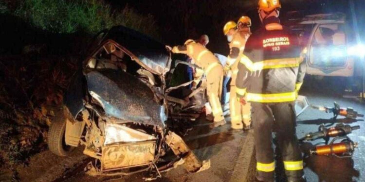 Colisão entre quatro carros mata duas pessoas e deixa 11 feridas na BR-365