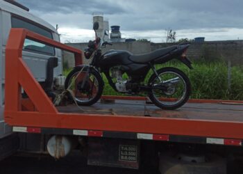 Formiga: motociclista inabilitado é preso com drogas e veículo adulterado