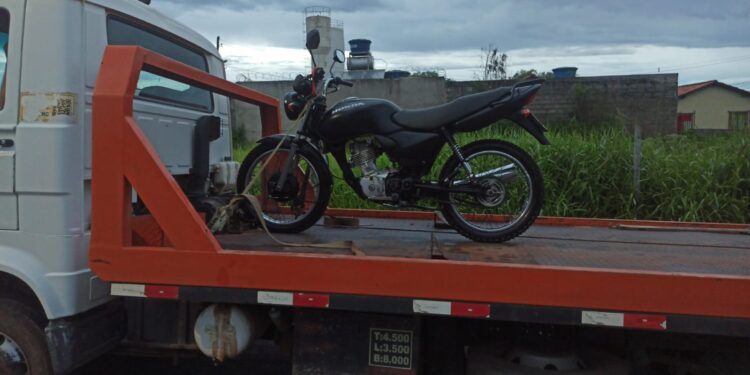 Formiga: motociclista inabilitado é preso com drogas e veículo adulterado